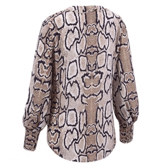 CAbi Tops - CAbi Serpentine Blouse 🖤❤️